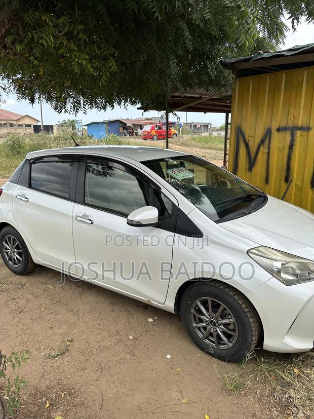 Toyota Vitz 2015 White photo 13