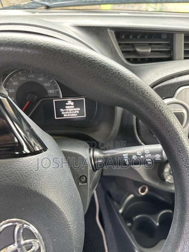 Toyota Vitz 2015 White photo 11