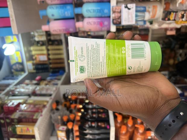 Simple Moisturizing Facial Wash · Photo 4
