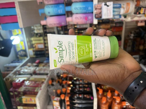 Simple Moisturizing Facial Wash · Photo 3