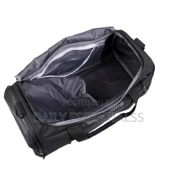 Premium Sports Duffel Bag – Waterproof Material photo 2