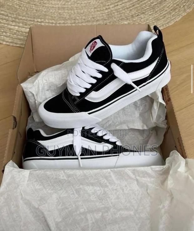 Classic Low-top Vans · Photo 3
