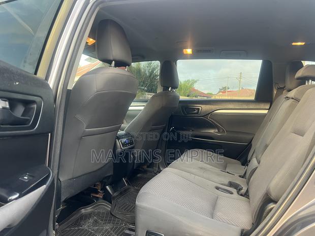 Toyota Highlander LE 4x4 V6 (3.5L 6cyl 8A) 2018 Brown