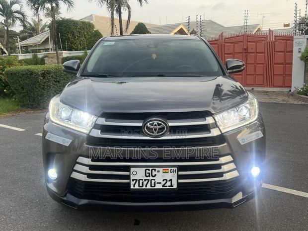 Toyota Highlander LE 4x4 V6 (3.5L 6cyl 8A) 2018 Brown