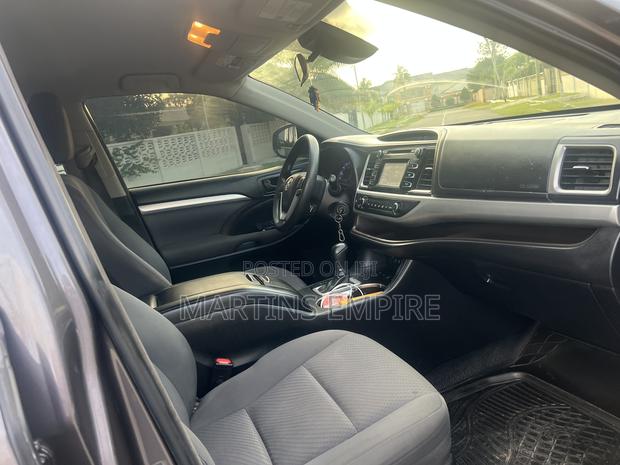 Toyota Highlander LE 4x4 V6 (3.5L 6cyl 8A) 2018 Brown