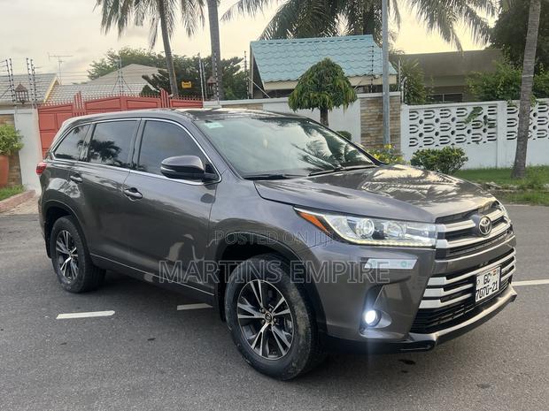 Toyota Highlander LE 4x4 V6 (3.5L 6cyl 8A) 2018 Brown