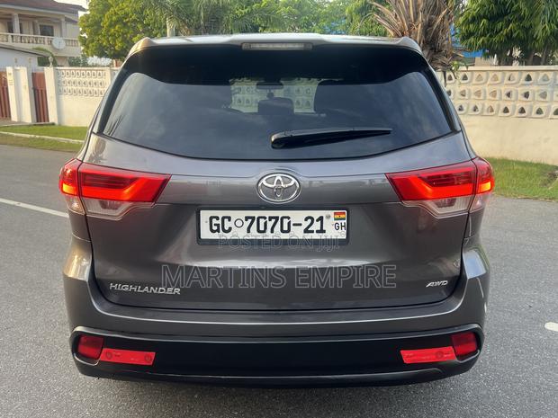 Toyota Highlander LE 4x4 V6 (3.5L 6cyl 8A) 2018 Brown