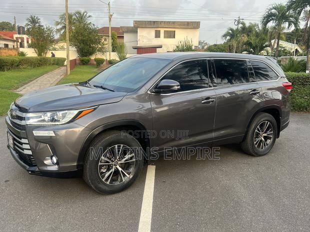Toyota Highlander LE 4x4 V6 (3.5L 6cyl 8A) 2018 Brown