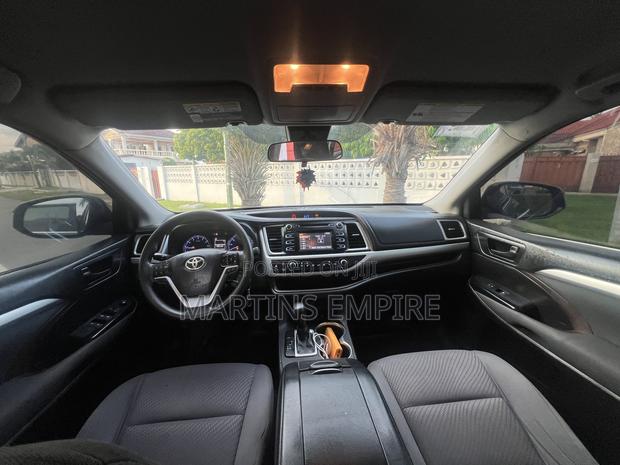 Toyota Highlander LE 4x4 V6 (3.5L 6cyl 8A) 2018 Brown