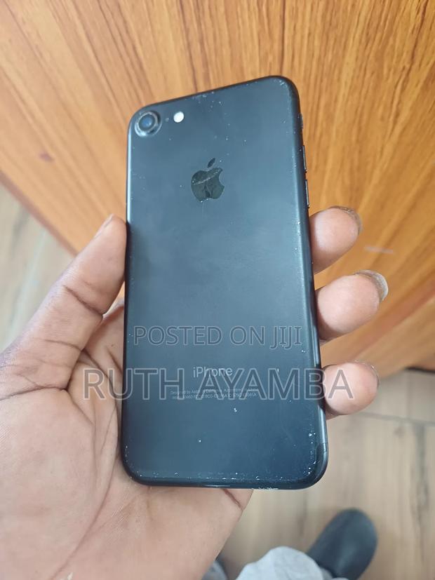 Apple iPhone 7 32 GB Black · Photo 4