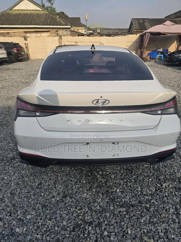 Hyundai Elantra 2023 White photo 2