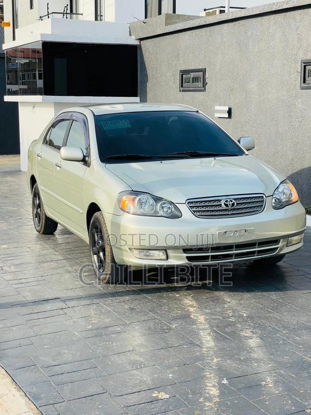 Toyota Corolla Base 4dr Sedan (1.8L 4cyl 5M) 2011 Silver photo 2