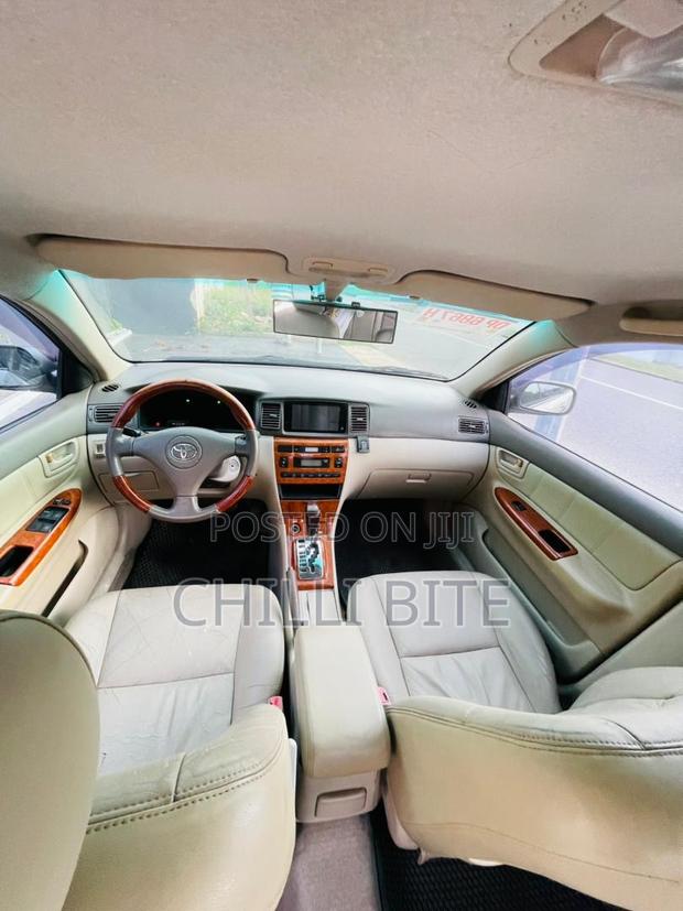 Toyota Corolla Base 4dr Sedan (1.8L 4cyl 5M) 2011 Silver photo 8