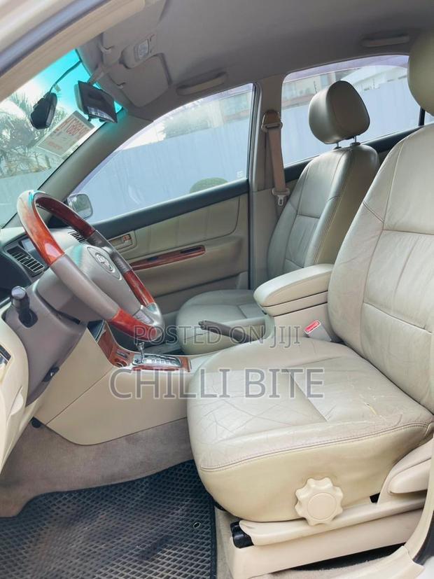 Toyota Corolla Base 4dr Sedan (1.8L 4cyl 5M) 2011 Silver photo 10