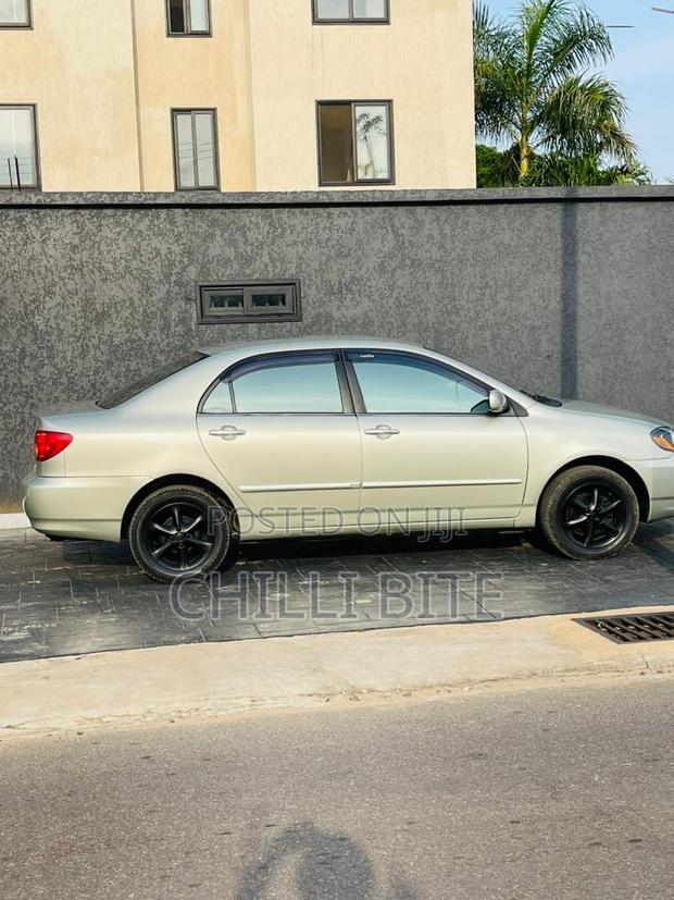 Toyota Corolla Base 4dr Sedan (1.8L 4cyl 5M) 2011 Silver photo 4