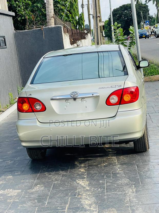 Toyota Corolla Base 4dr Sedan (1.8L 4cyl 5M) 2011 Silver photo 3