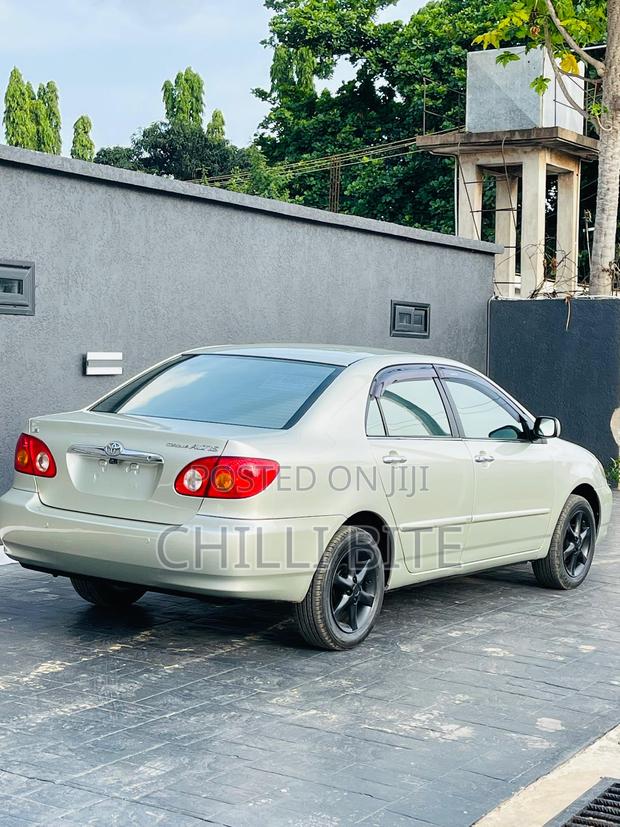 Toyota Corolla Base 4dr Sedan (1.8L 4cyl 5M) 2011 Silver photo 5