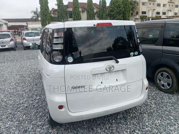 Toyota Sienta 2012 White photo 2