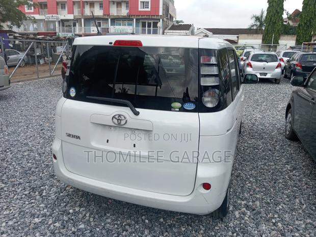 Toyota Sienta 2012 White photo 3