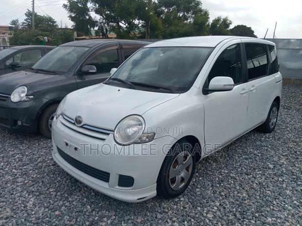 Toyota Sienta 2012 White photo 4