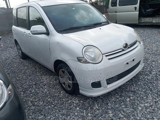 Toyota Sienta 2012 White photo 5