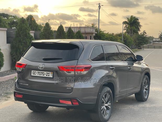 Toyota Highlander LE 4x4 V6 (3.5L 6cyl 8A) 2018 Gray