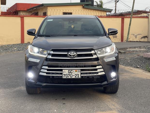 Toyota Highlander LE 4x4 V6 (3.5L 6cyl 8A) 2018 Gray