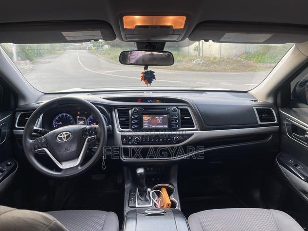 Toyota Highlander LE 4x4 V6 (3.5L 6cyl 8A) 2018 Gray