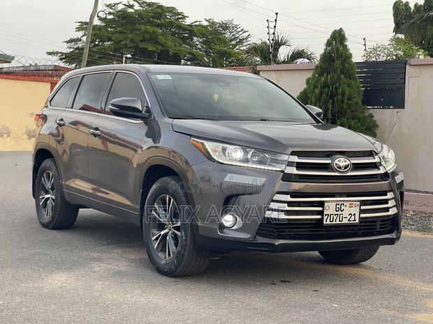 Toyota Highlander LE 4x4 V6 (3.5L 6cyl 8A) 2018 Gray