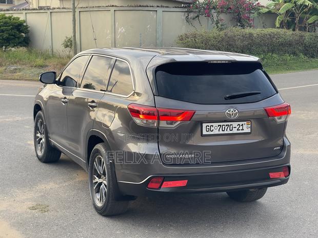 Toyota Highlander LE 4x4 V6 (3.5L 6cyl 8A) 2018 Gray