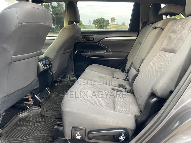 Toyota Highlander LE 4x4 V6 (3.5L 6cyl 8A) 2018 Gray