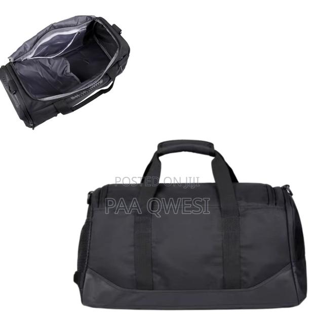 Lightweight Fitness Duffel Bag With Multi-Pocket Design · Photo 3