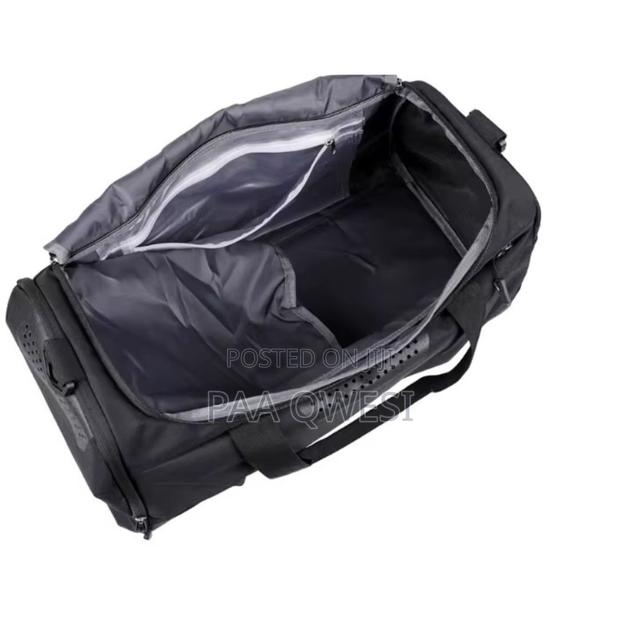 Lightweight Fitness Duffel Bag With Multi-Pocket Design · Photo 4