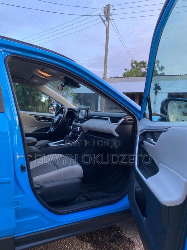 Toyota RAV4 XLE 2021 Blue photo 2