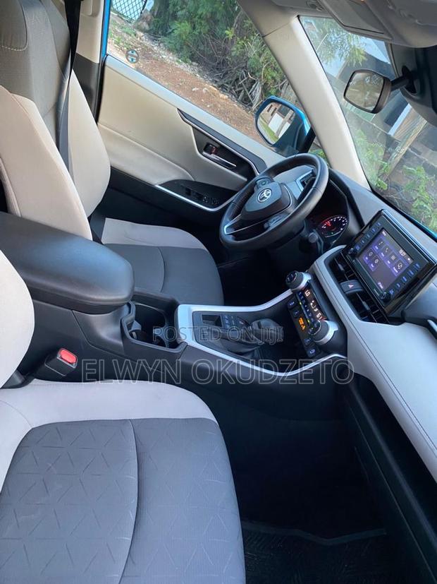Toyota RAV4 XLE 2021 Blue photo 4