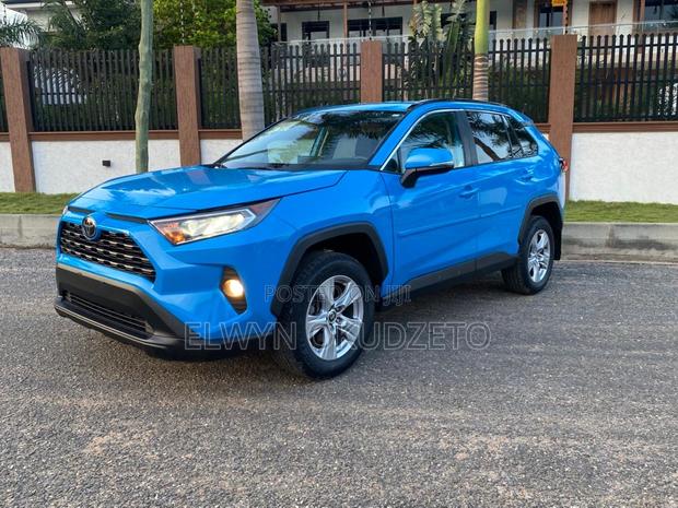 Toyota RAV4 XLE 2021 Blue