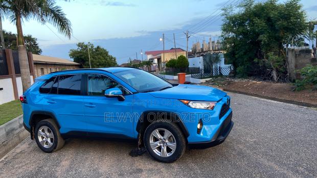 Toyota RAV4 XLE 2021 Blue photo 5