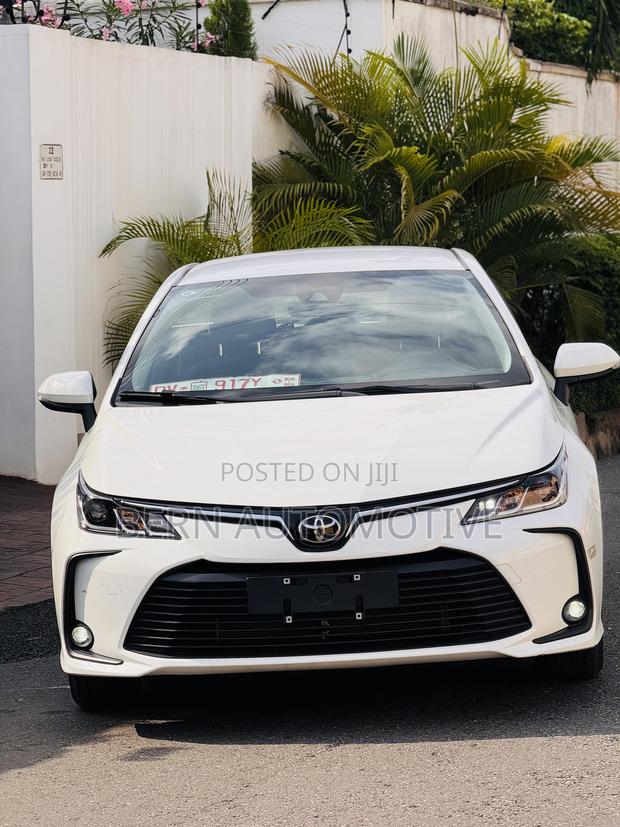Toyota Corolla Hybrid LE 2025 White