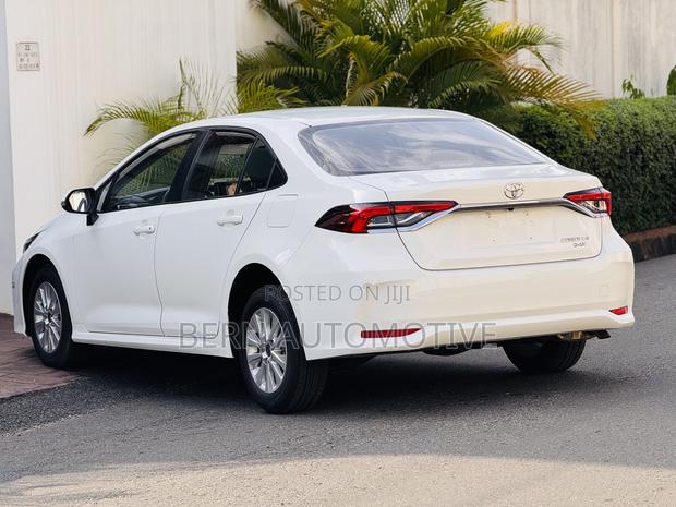 Toyota Corolla Hybrid LE 2025 White