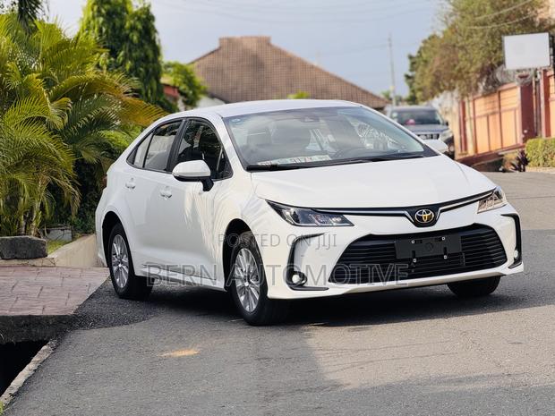 Toyota Corolla Hybrid LE 2025 White