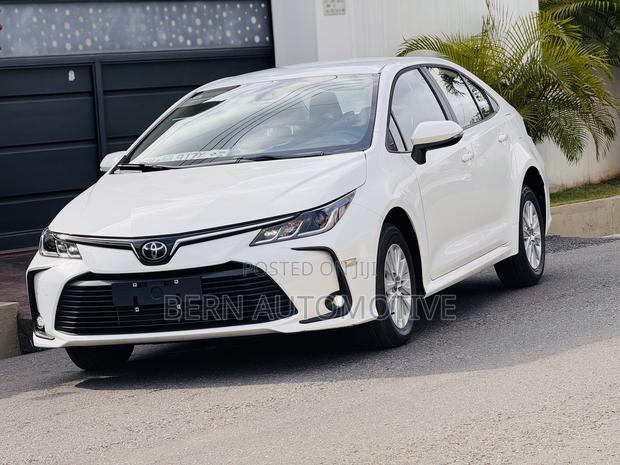 Toyota Corolla Hybrid LE 2025 White