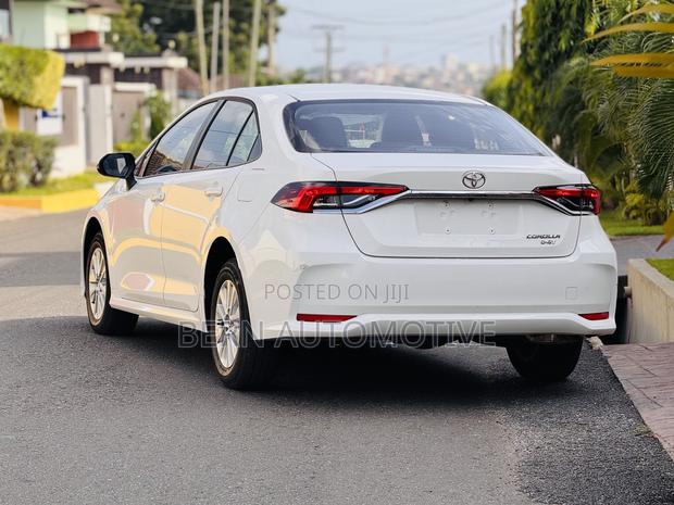 Toyota Corolla Hybrid LE 2025 White