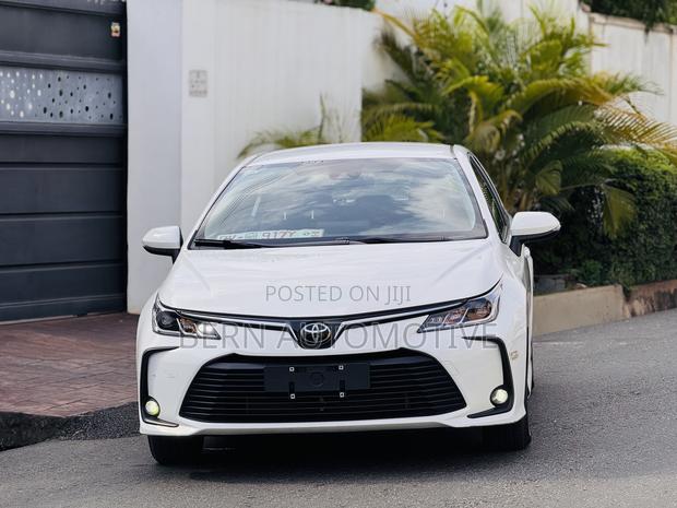 Toyota Corolla Hybrid LE 2025 White