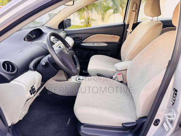 Toyota Belta 2009 Silver
