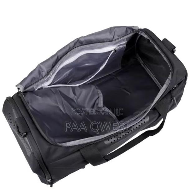 Foldable Gym Bag With Large Storage Capacity · Photo 3