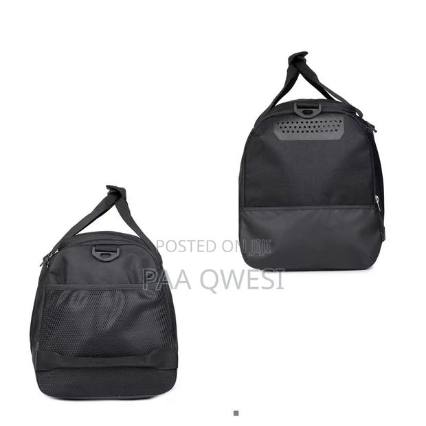 High-Quality Unisex Sports Bag With Strong Zippers · Photo 3