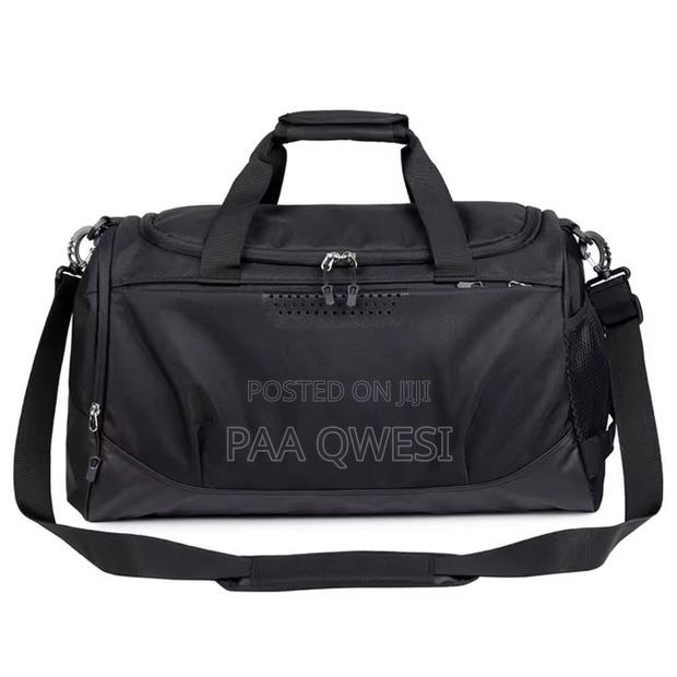 High-Quality Unisex Sports Bag With Strong Zippers · Photo 4