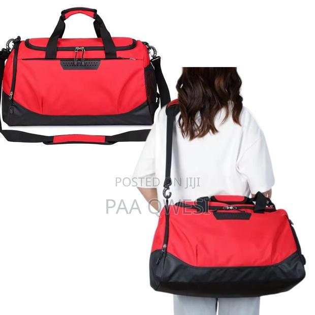 Stylish Gym Duffel With Side Shoe Pocket · Photo 3