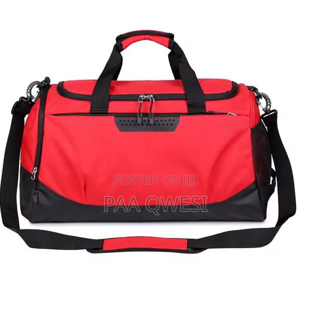Stylish Gym Duffel With Side Shoe Pocket · Photo 4
