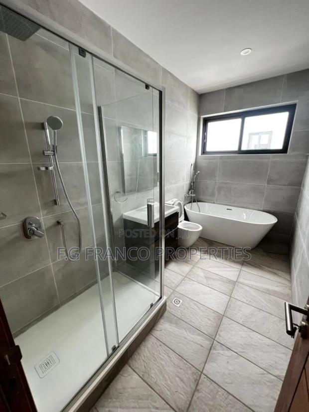 4bdrm House in Kg. Franco, Airport Residential Area for rent · Photo 3